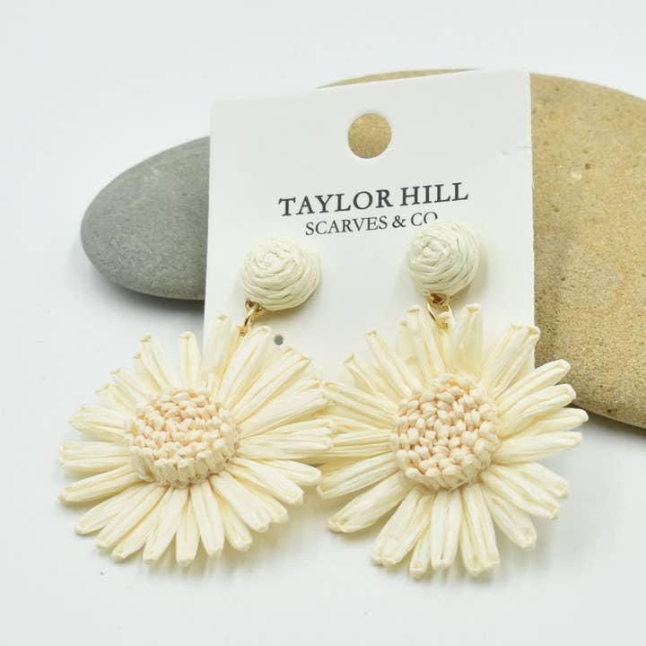 THSE1098: Bianco Latte: Orecchini con Fiori in Rafia per la vendita all'ingrosso da parte di Taylor Hill Scarves & Co