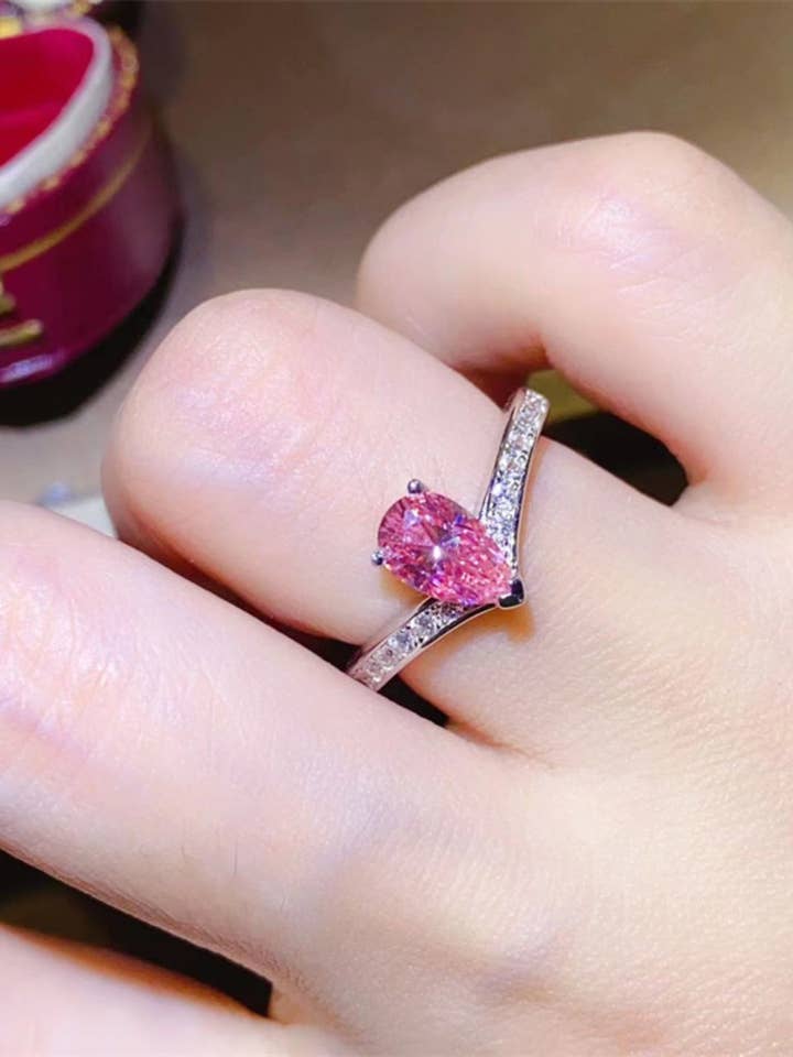 1 karat pæreskåret lyserød moissanit platin over ren sterlingsølvring for engroshandel hos Sparkala