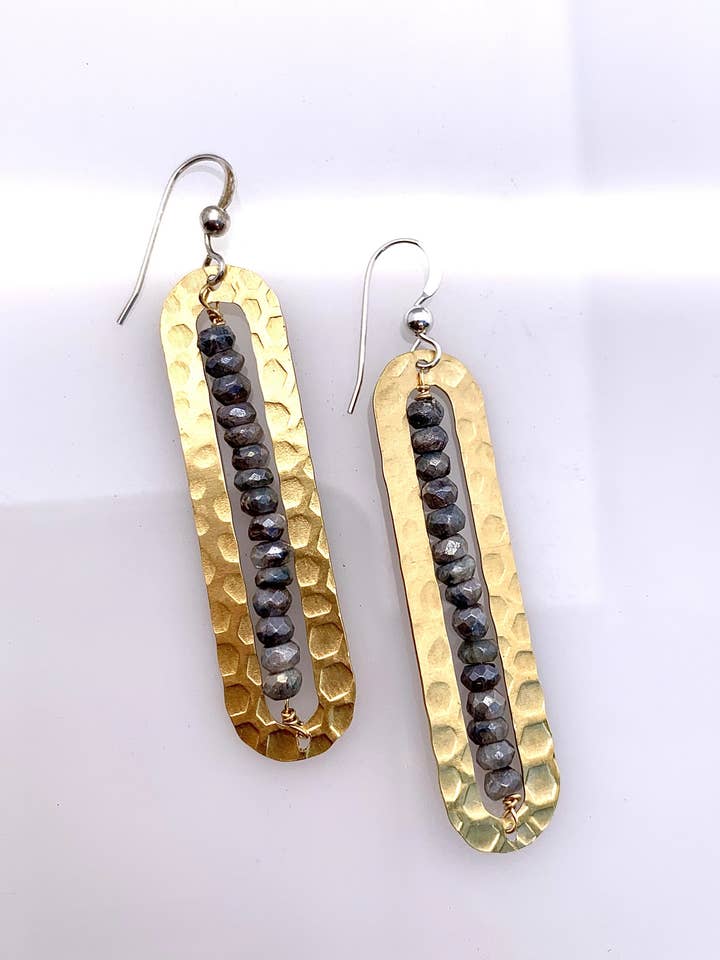 Boucles d'oreilles en pierre de lune grise pour la vente par Union Studio Metals