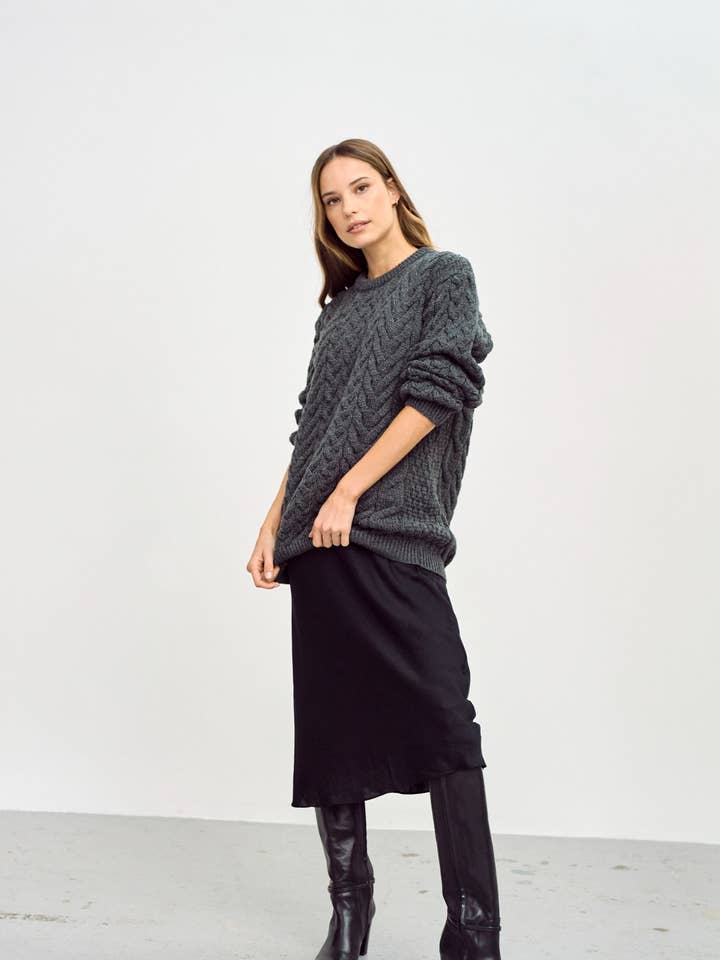 Chandail à col rond Omey Aran pour femme - Anthracite pour la vente par Aran Woollen Mills