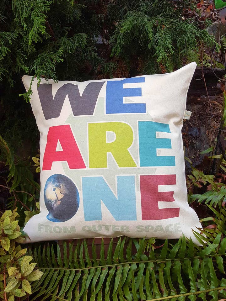 Taie d'oreiller We Are One From Outer Space pour la vente par Alshiref Design and Print LLC