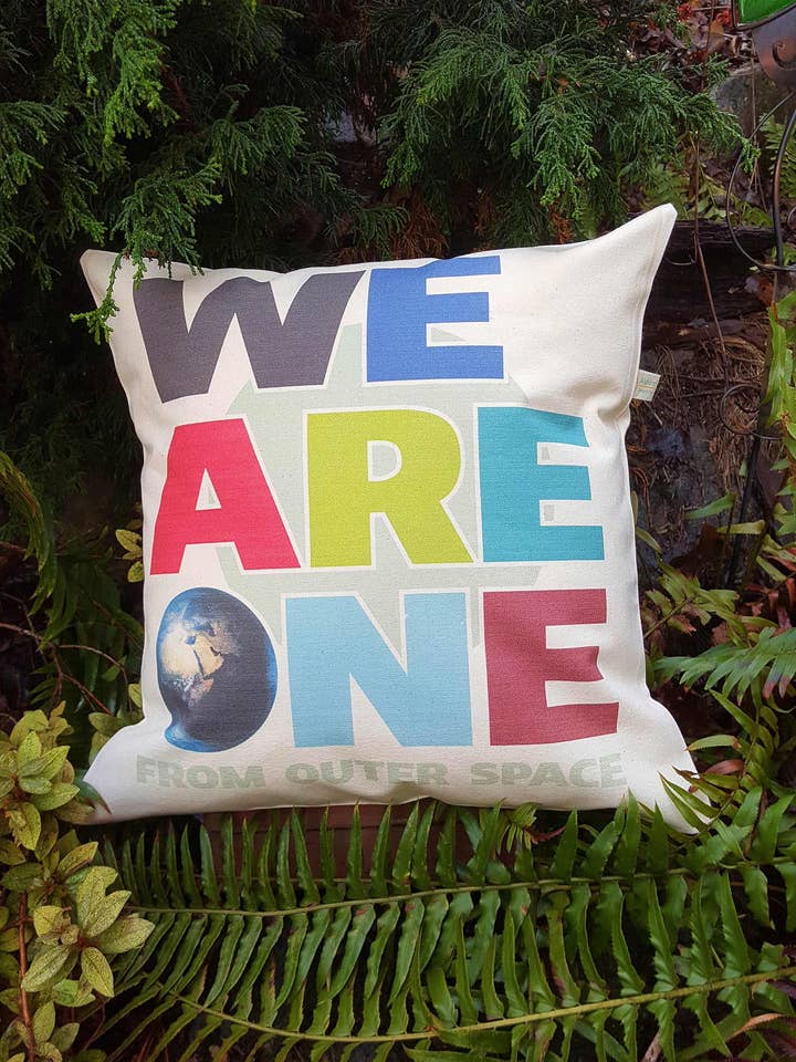 Fronha de lona We Are One From Outer Space por atacado de Alshiref Design and Print LLC