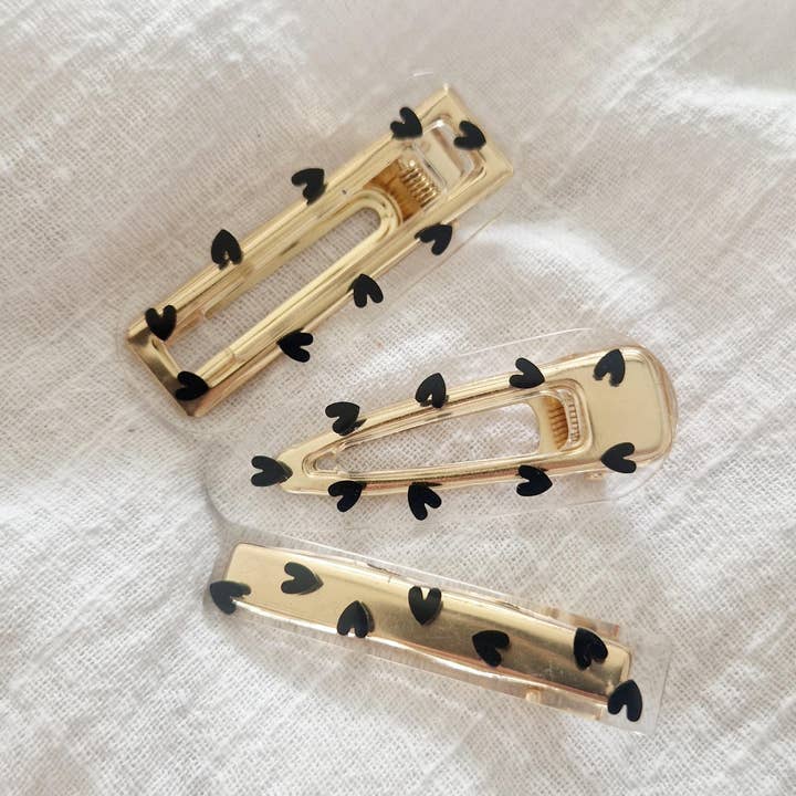 Handgemaakte haarclip van hars met zwarte hartjes voor wholesale door Les Noeuds de Maman