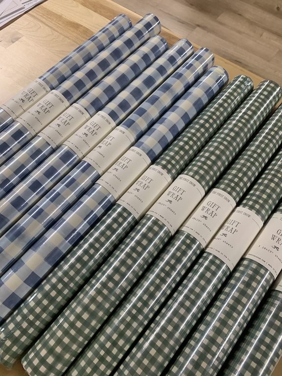 The First Snow – papel de embrulho por atacado – Embrulho de Presente Chateau Rouge1