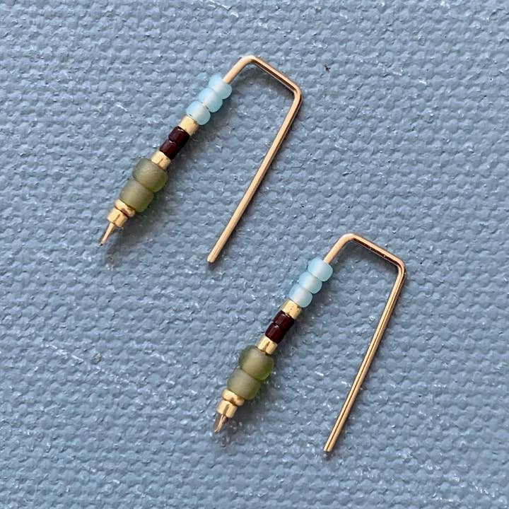 Boucle d'oreille Little Quill en Olive pour la vente par Alice Rise