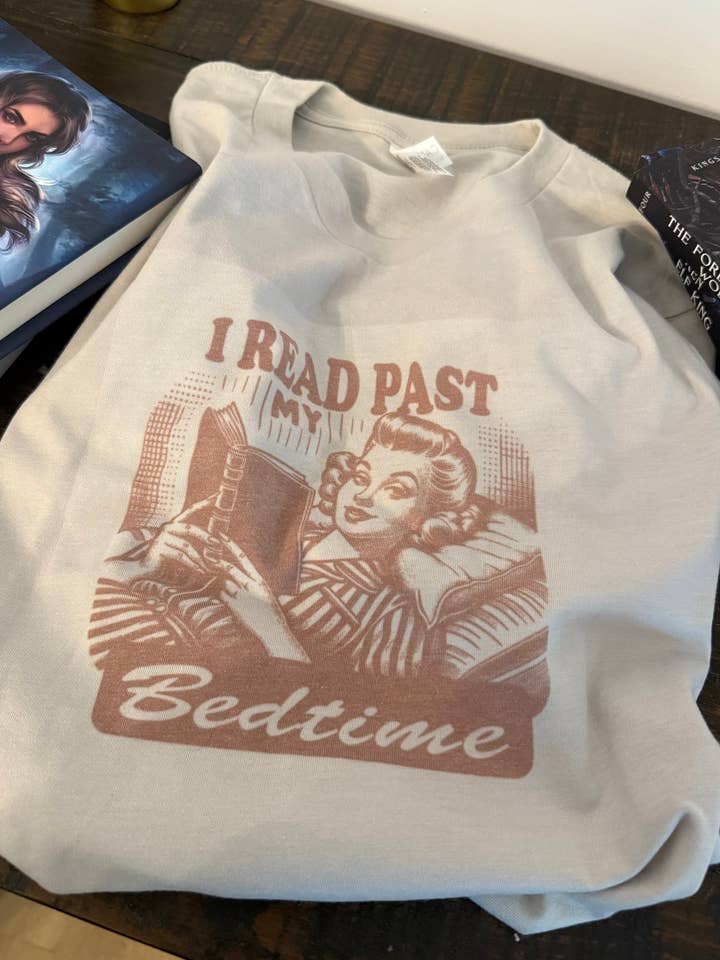 Jeg læser forbi min sengetid T-shirt for engroshandel hos Scents, Stories, and Surprises
