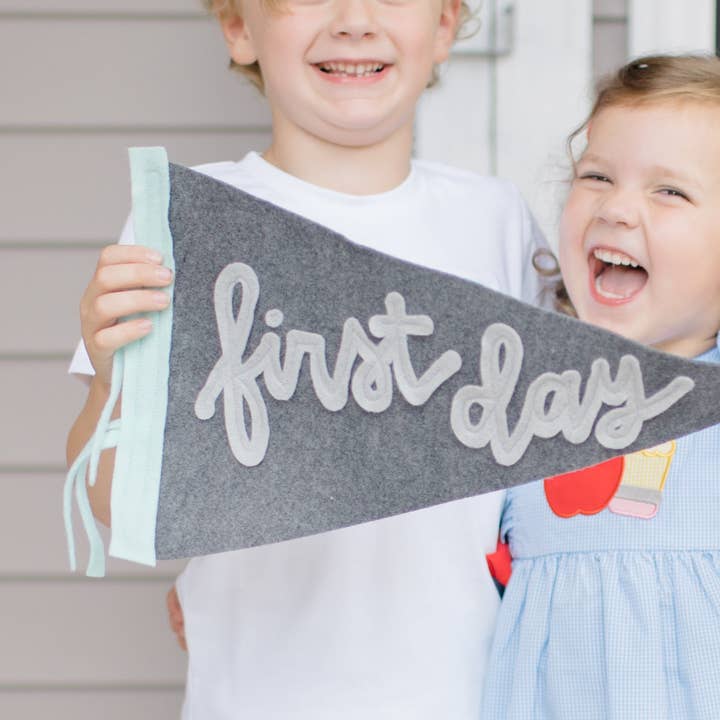 Gagliardetto del primo o dell'ultimo giorno (non reversibile) per la vendita all'ingrosso da parte di Eventide Pennant Co.