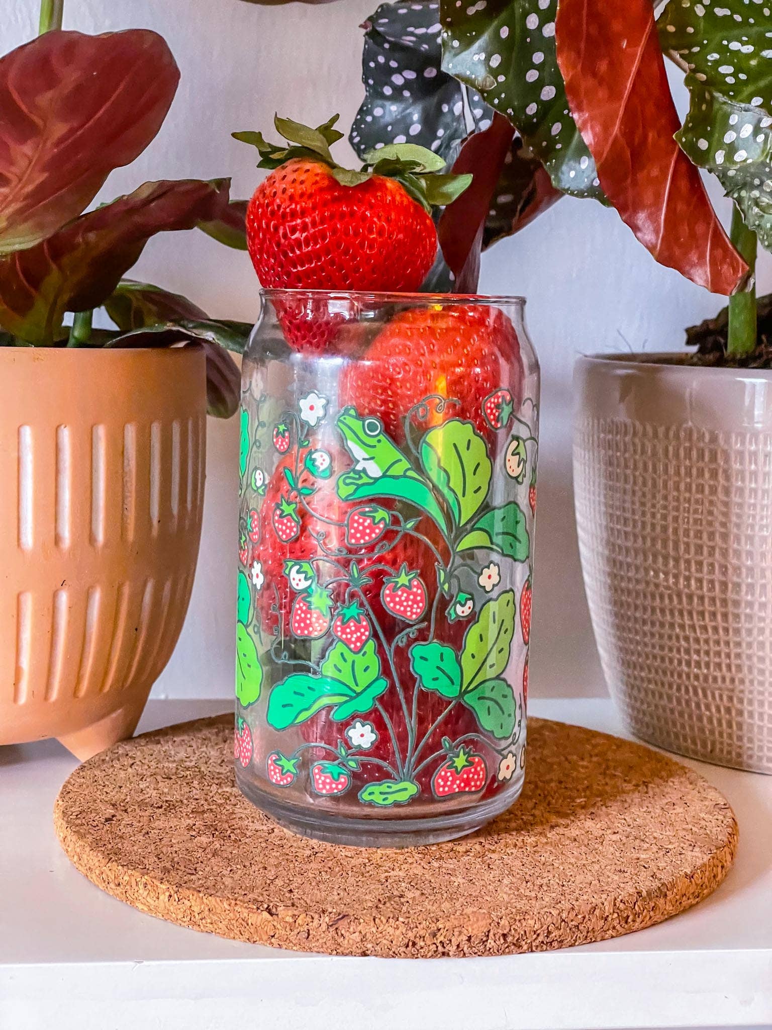 Cheerware – wholesale Drinking glass/cup – Strawberry Frog Can Glass | cottage core, berries & frogs2