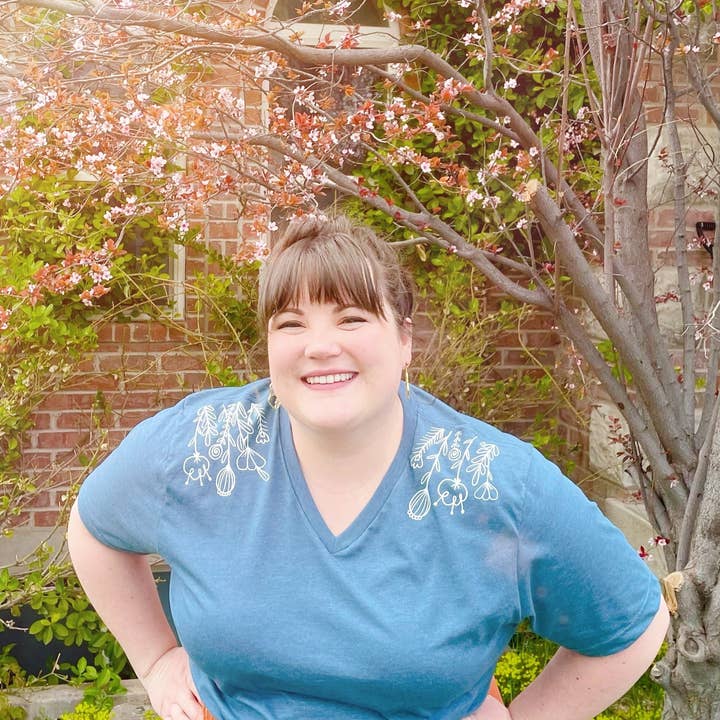 T-shirt col en V à épaules fleuries | Vinyle de transfert thermique pour la vente par The Creative Ink