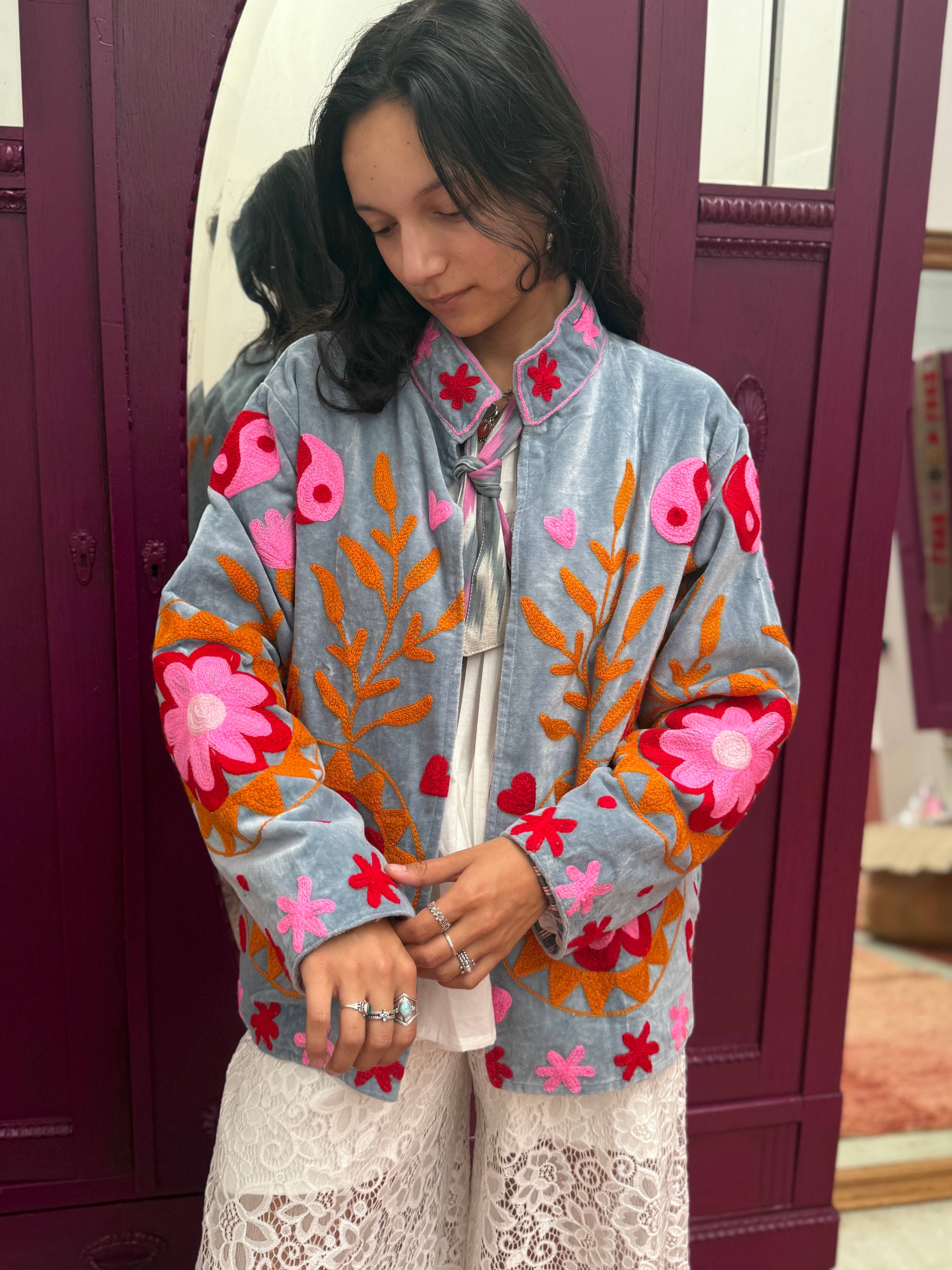 ToutVintage – Großhandel Jacke – Damen – Samtstickjacke rosa hellgrau1