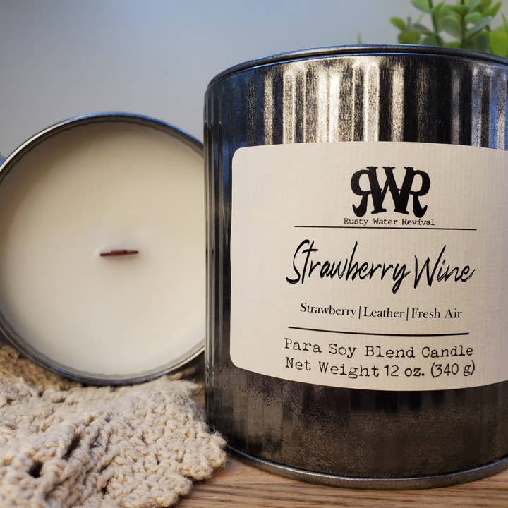 Candela a stoppino in legno Strawberry Wine, cera sciolta e spray per la vendita all'ingrosso da parte di Rusty Water Revival, LLC.