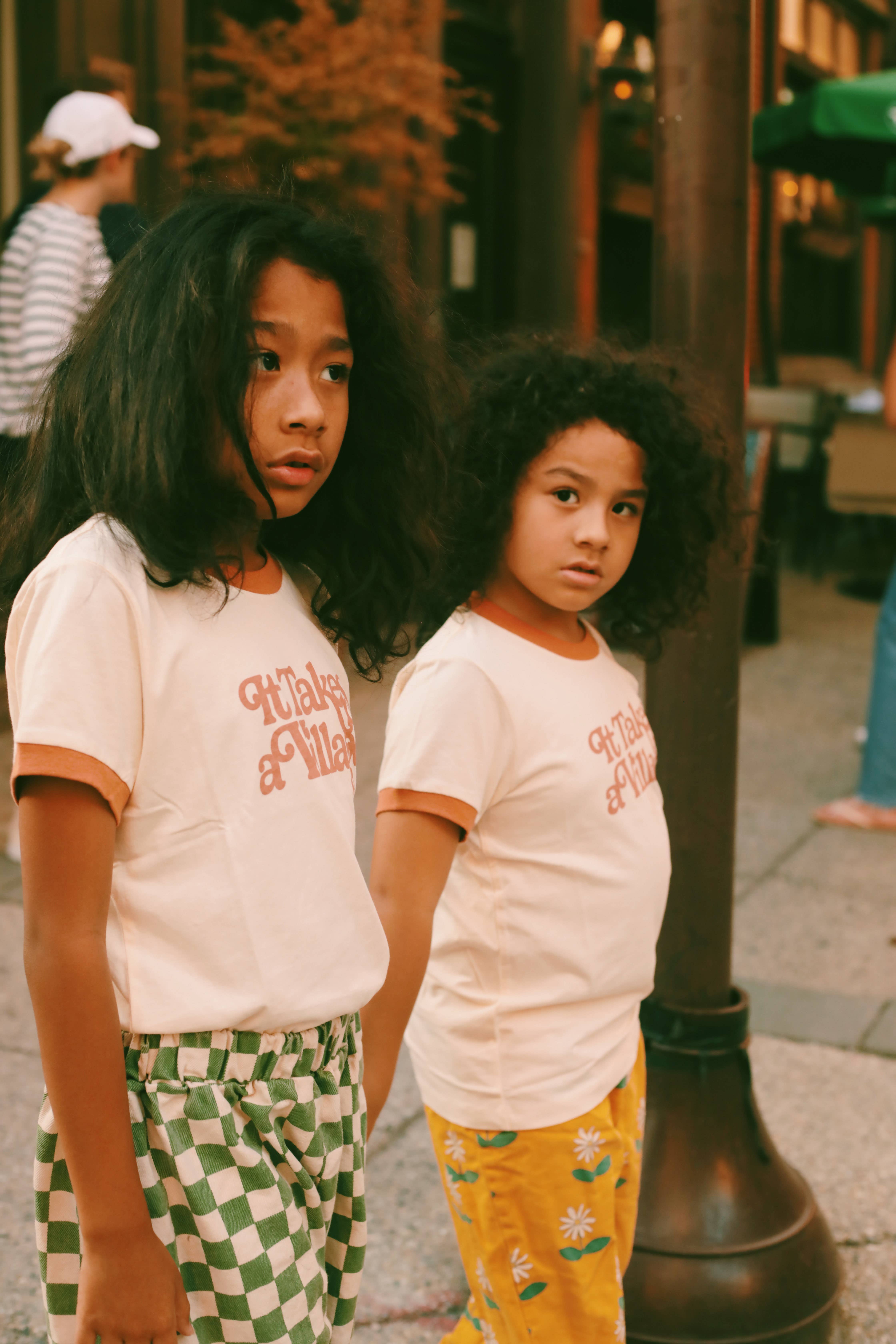 Polished Prints - Vente T-shirt sérigraphié – enfant - It Takes a Village, T-shirt graphique, vêtements pour enfants, T-shirt3