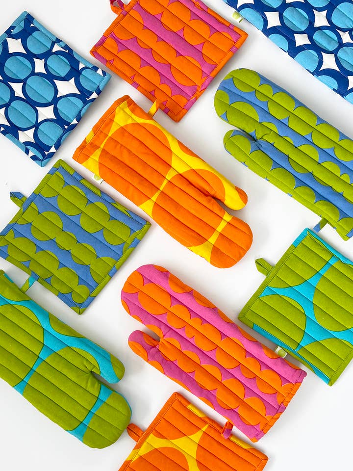 Ensemble gant de cuisine et manique pour la vente par See Design