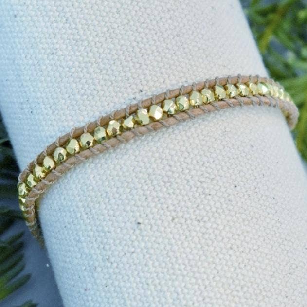 Or et marron clair - 1 bracelet en cuir pour la vente par Hadley Richards Designs