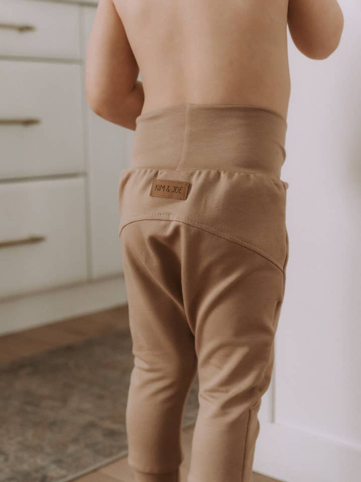 Pantalon évolutif sable en bambou pour la vente par Kim & Joe