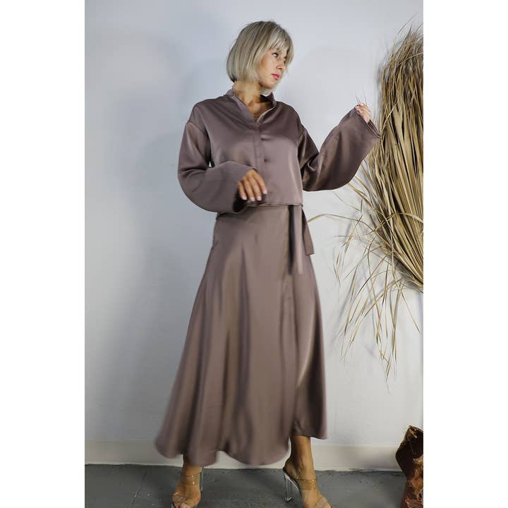 MALVE BRAUN CROP-TOP AUS SATIN MIT WICKELROCK für den Großhandel auf Faire18