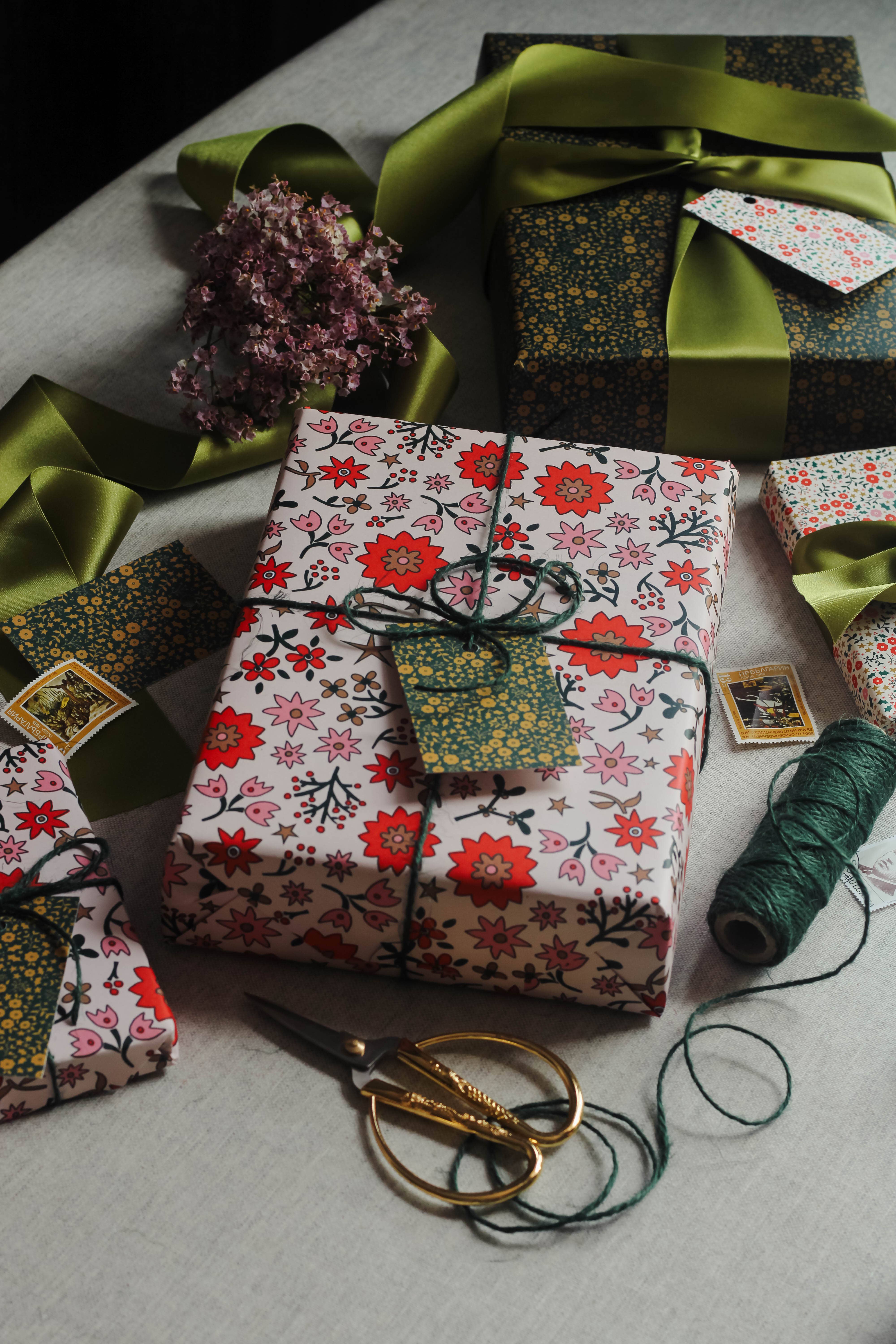 Lucy says I do - Vendita all'ingrosso Carta da regalo in fogli - Carta regalo natalizia retrò Scandi floreale double face1