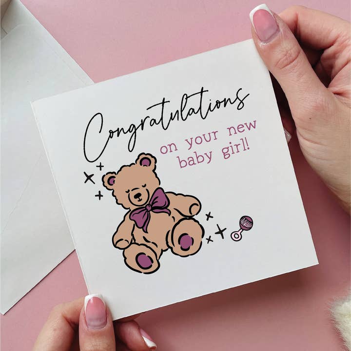 Carte de félicitations pour la naissance d'une petite fille avec un ours en peluche pour la vente par Alphabet Studios