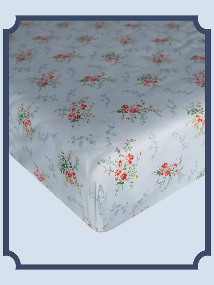 Drap-housse Bridgerton fabriqué avec tissu Liberty GARDEN BLOOMS BLUE pour la vente par Coco & Wolf