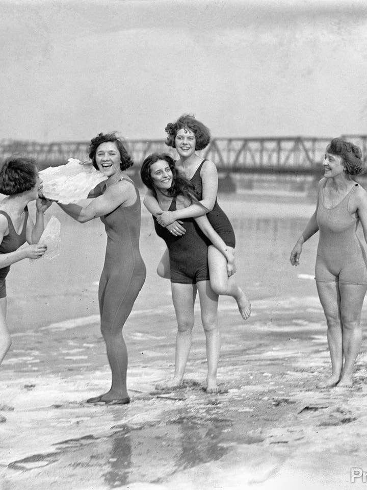 Fünf Frauen in Badeanzügen am eisigen Strand für den Großhandel von Print Collection