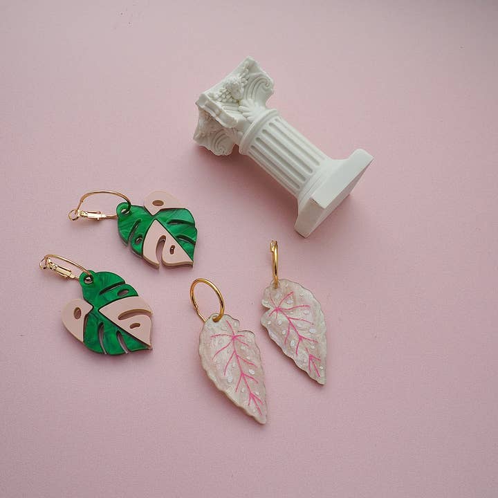 Rosa Begonien- und Monstera-Blatt-Ohrringe für den Großhandel von Rosamond Street