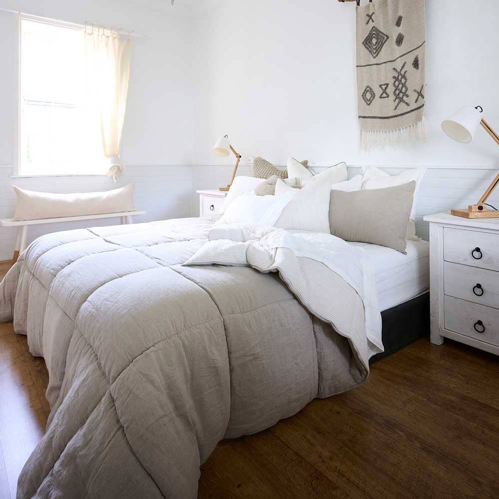 Naturlinne m' vändbar natur/vit nålrand Marina Vändbar Kviltad Sängöverkast - Naturlig med Naturlig Rand för wholesale på Faire6