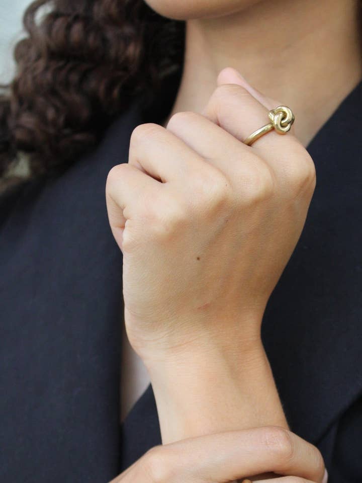 Anello con nodo piccolo per la vendita all'ingrosso da parte di Tiro Tiro Jewelry