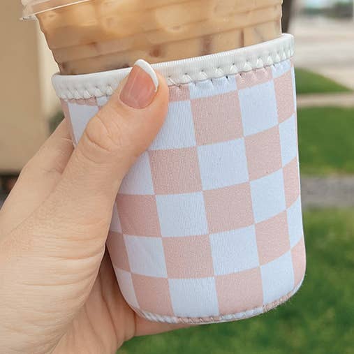 Maddon and Co – Großhandel Getränkemanschetten & -Koozies – Hellbraune karierte Eiskaffeehülle/Koozie - 16 Unzen0