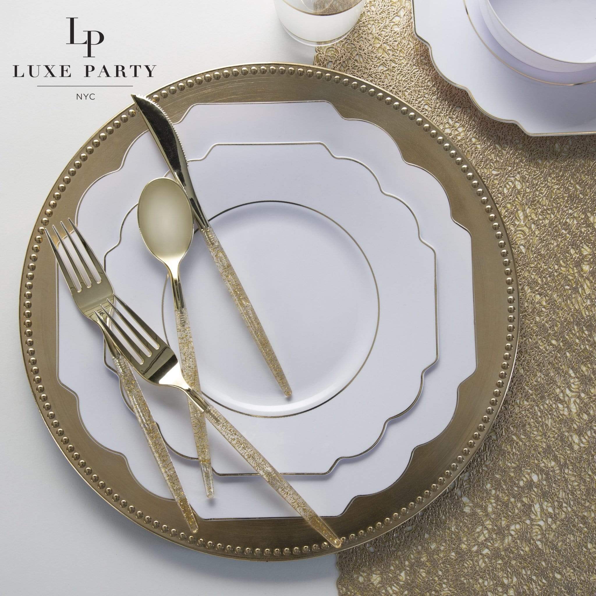 Luxe Party - Venta al por mayor Platos desechables - Platos de plástico blanco con borde dorado y diseño con borde ondulado | Paquete de 103