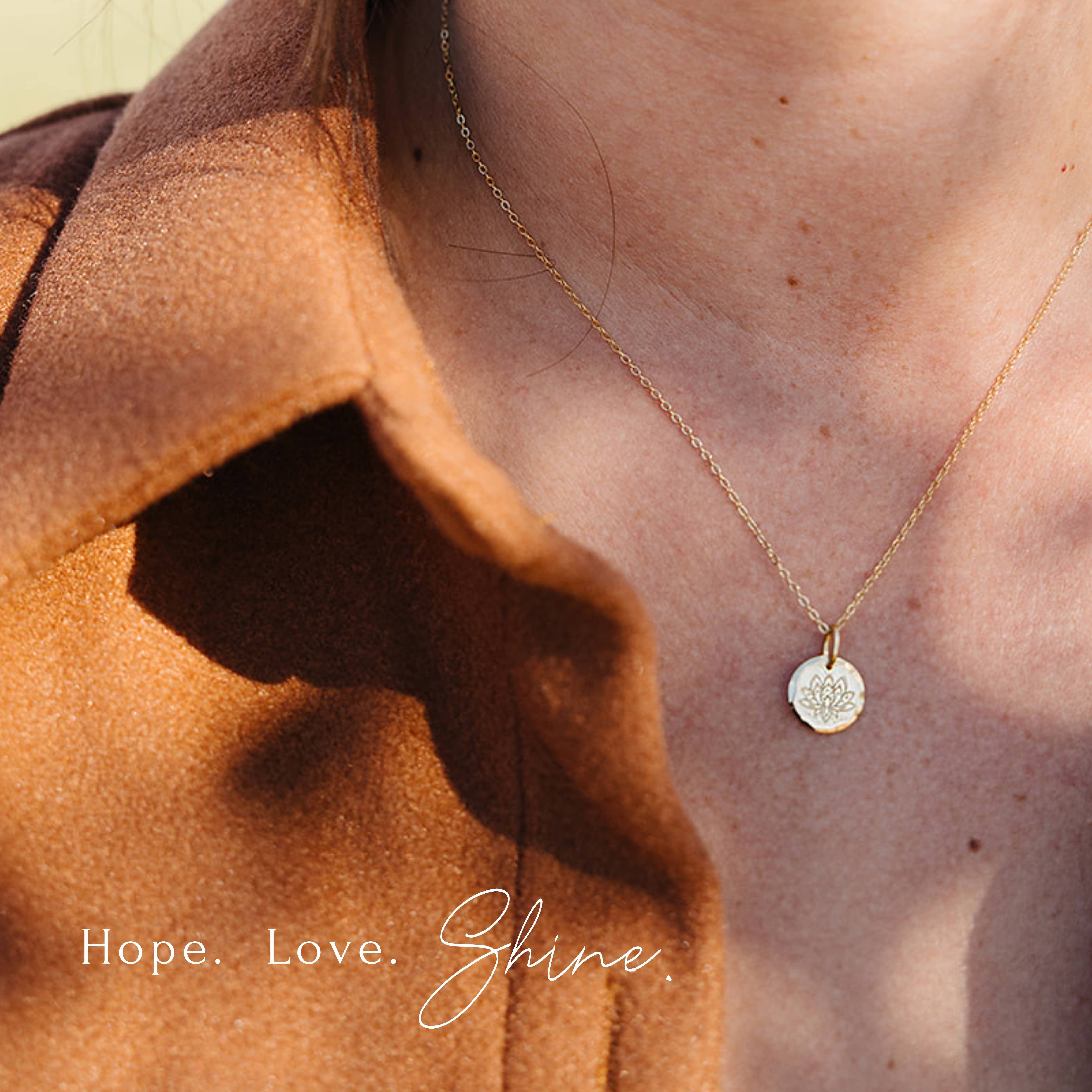 hope love shine - Vendita all'ingrosso Collana con ciondolo/pendaglio - Regalo di Nuovi Inizi per Lei - Collana con Ciondolo di Loto4