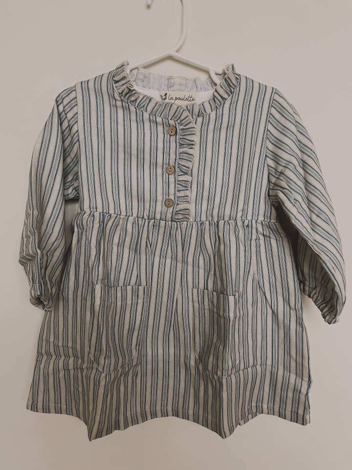La robe de ferme Della en French Ticking Stripe - Daybreak pour la vente par La Poulette