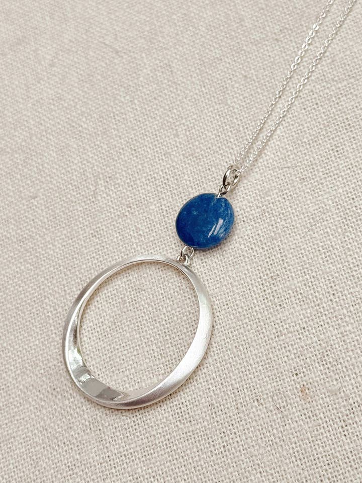 Collar colgante minimalista de aro con sodalita azul - Plata para venta al por mayor de Gracie Rose Designs