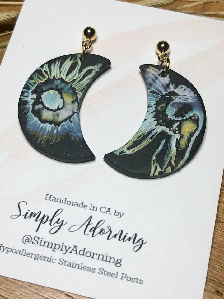 Boucles d'oreilles boho chic florales en forme de croissant de lune en pâte polymère pour la vente par Simply Adorning