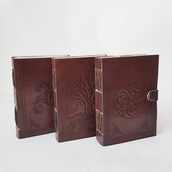 Diario encuadernado en cuero marrón de 5 x 6 pulgadas. Diseños variados. para venta al por mayor de Galerie Indra