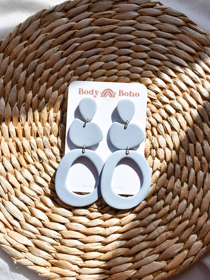 Boucles d'oreilles en pâte polymère Juno bleu ciel pour la vente par Body & Boho