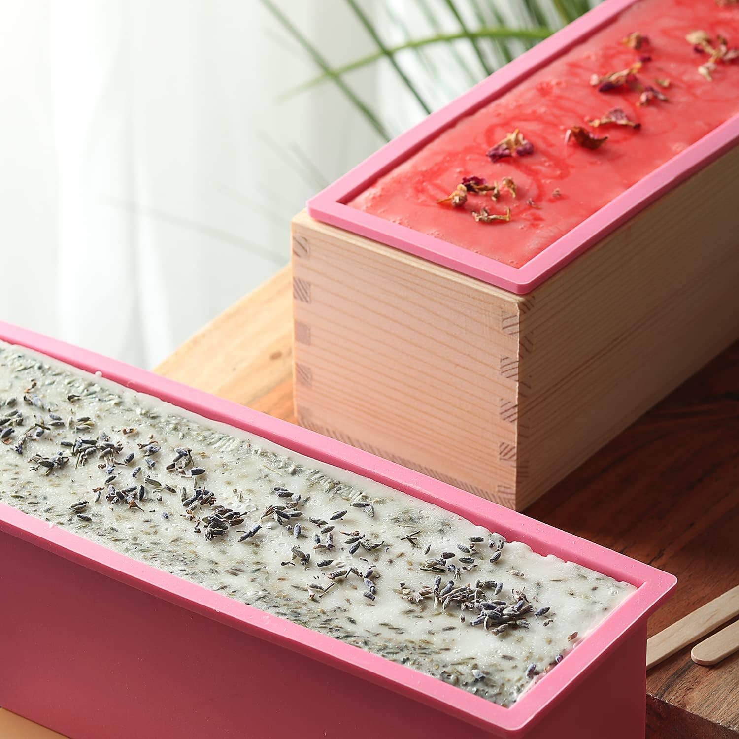 CraftZee - Venta al por mayor Kit de manualidades - Kit grande para hacer jabón con base de jabón de manteca de karité, caja cortadora de jabón, moldes de silicona para pan, fragancias, pétalos de rosa y más7