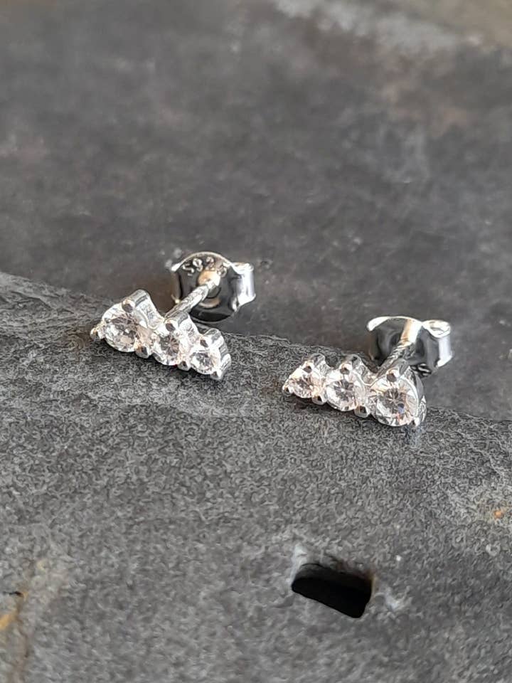 SS753B - CLOUS VARIÉS 3 RANGÉES CZ CLAIR 8MM pour la vente par Bluelily925silver