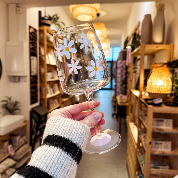 Wine glass with "Daisies" print for wholesale by cool people club
