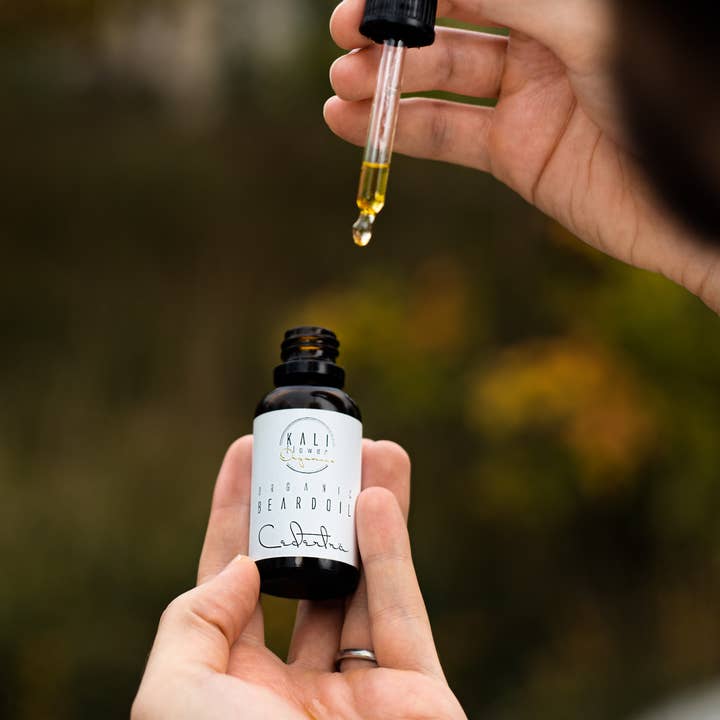 KaliFlower Organics – wholesale Skäggstylingprodukt – Ekologisk Skäggolja - Cederträ Bergamot