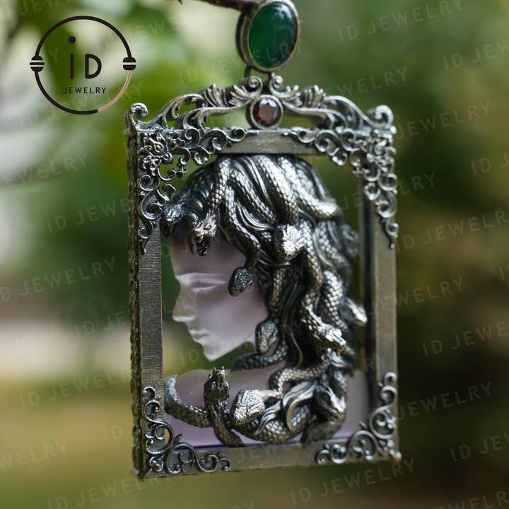 Medusa-halskæde i gotisk stil – håndlavet kunstsmykke med ametyst, kalcedon og symbol på græsk mytologi for engroshandel hos idjewelry