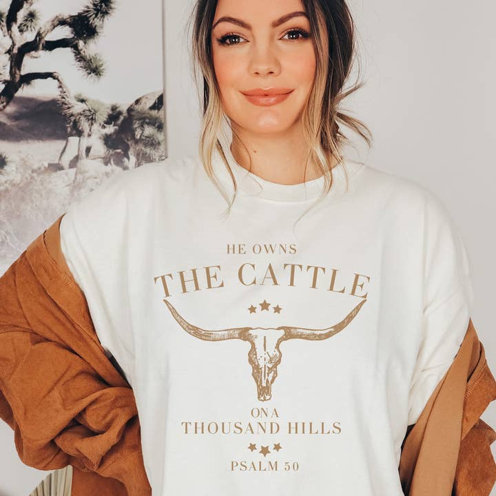 T-shirt à motif He Owns The Cattle | Chemise western | T-shirt Cattle pour la vente par Amy Anne Apparel Inc