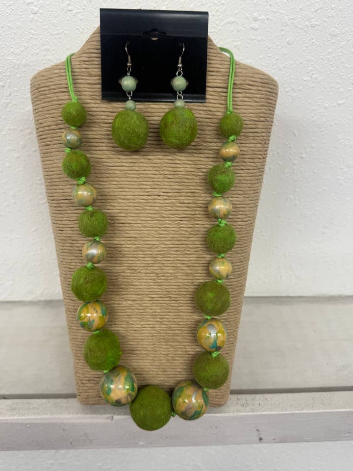 ENSEMBLE DE COLLIER EN CORDON DE CIRE VERT CITRON AVEC PERLES EN BOIS ET FIL pour la vente par International Duru's