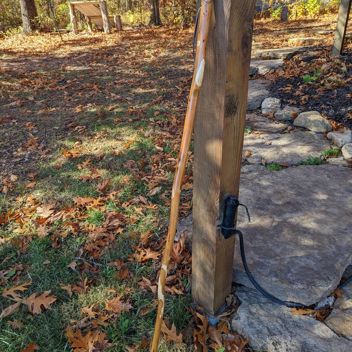 Creation Carvings LLC – Großhandel Sportliches Zubehör – Gehstock mit geschnitztem Sasquatch an der Spitze, Big Foot Hickingstick, Big Foot Stab1