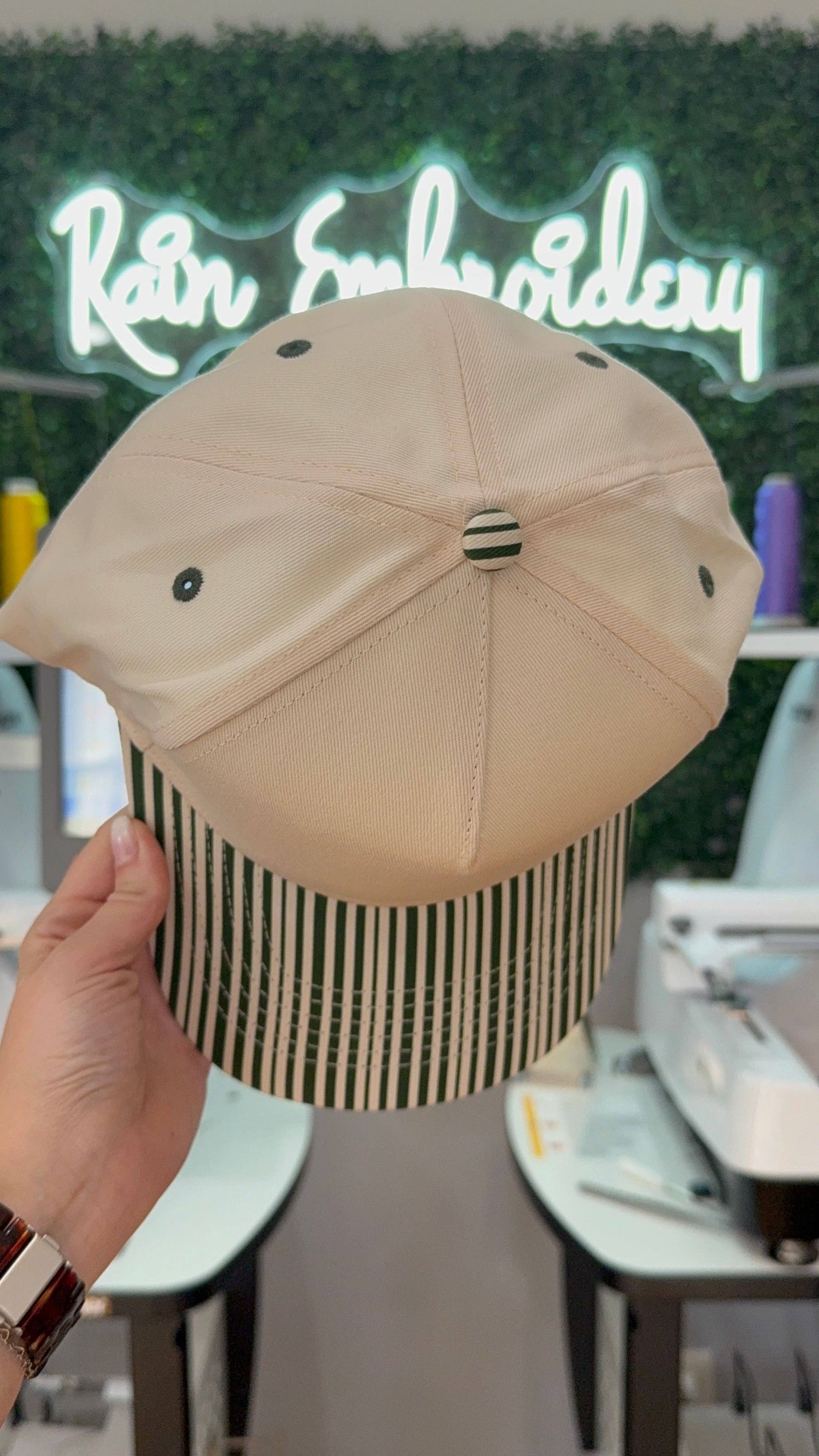 Rain Embroidery – wholesale Truckerkeps – Unisex – Mörkgrönrandig truckerkeps (tom)2