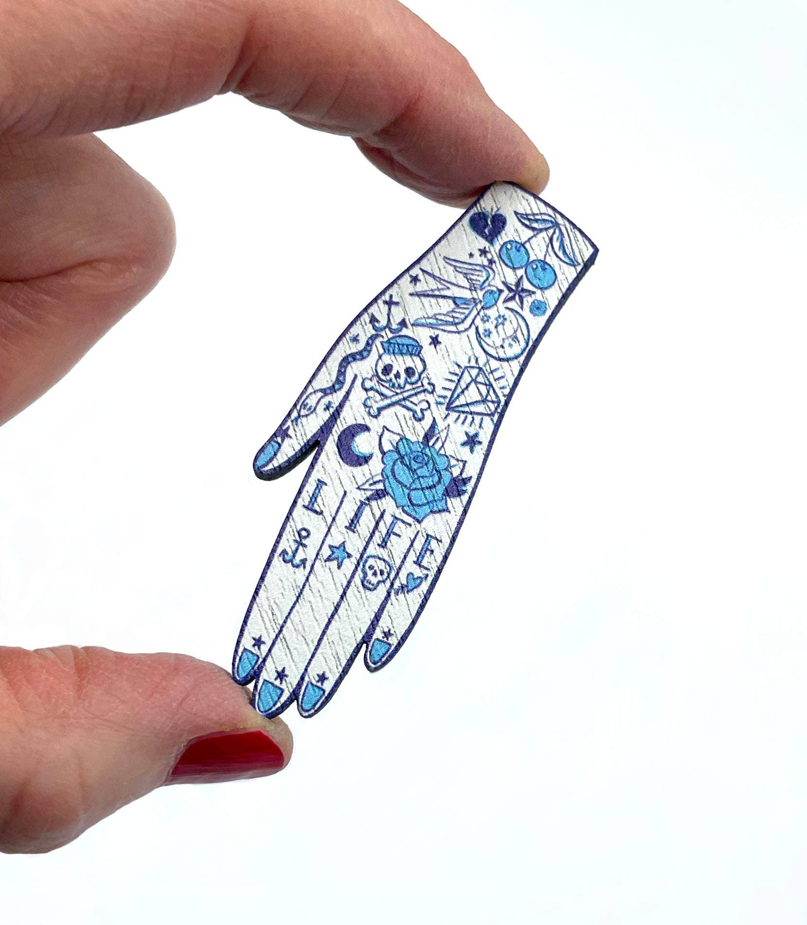 Su Owen - Vente Broches - Broche en bois main tatouée style nautique avec message écologique1