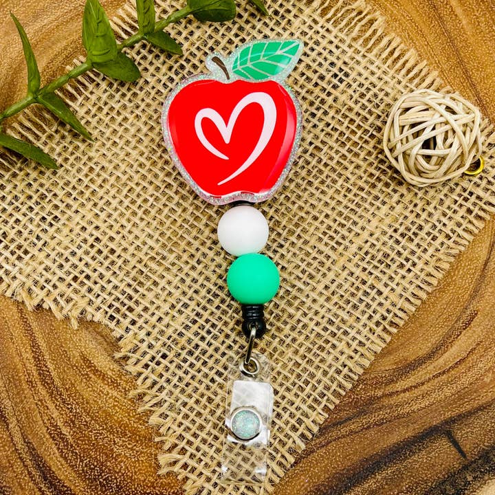 Carretel de crachá de maçã com coração por atacado de Velaris Wood and Vinyl