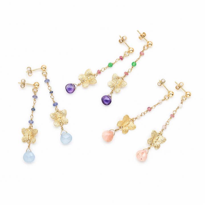Boucles d’oreilles pendantes avec pierres naturelles et papillons « Wings to Fly » pour la vente par ISHWARA JEWELS