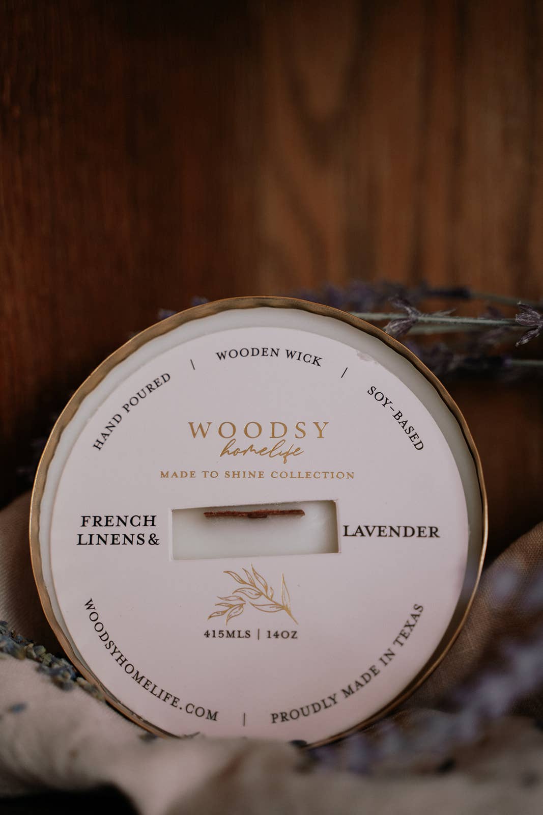 Woodsy Homelife – wholesale Burkljus – Franska sängkläder och lavendel-massiv mässing 14oz rent sojaljus2