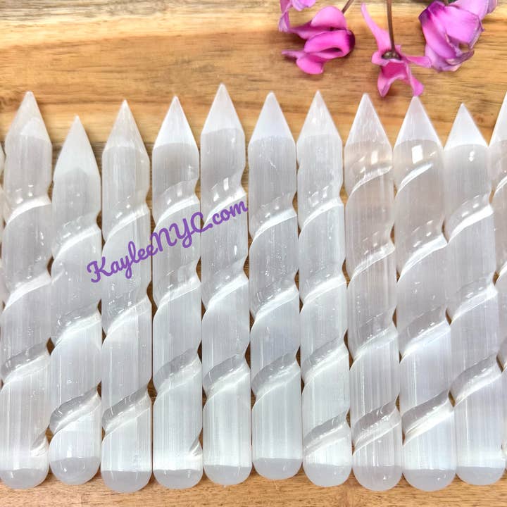 Stylo de massage en spirale en sélénite naturelle alias Satin Spar pour la vente par KayleeNYC