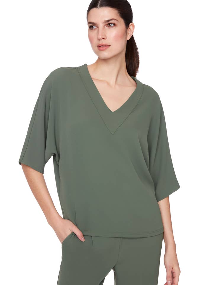 Top col V pour la vente par Up! Pants